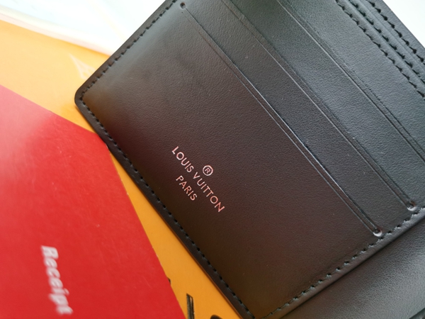 LVコピーウォレット着用イメージ